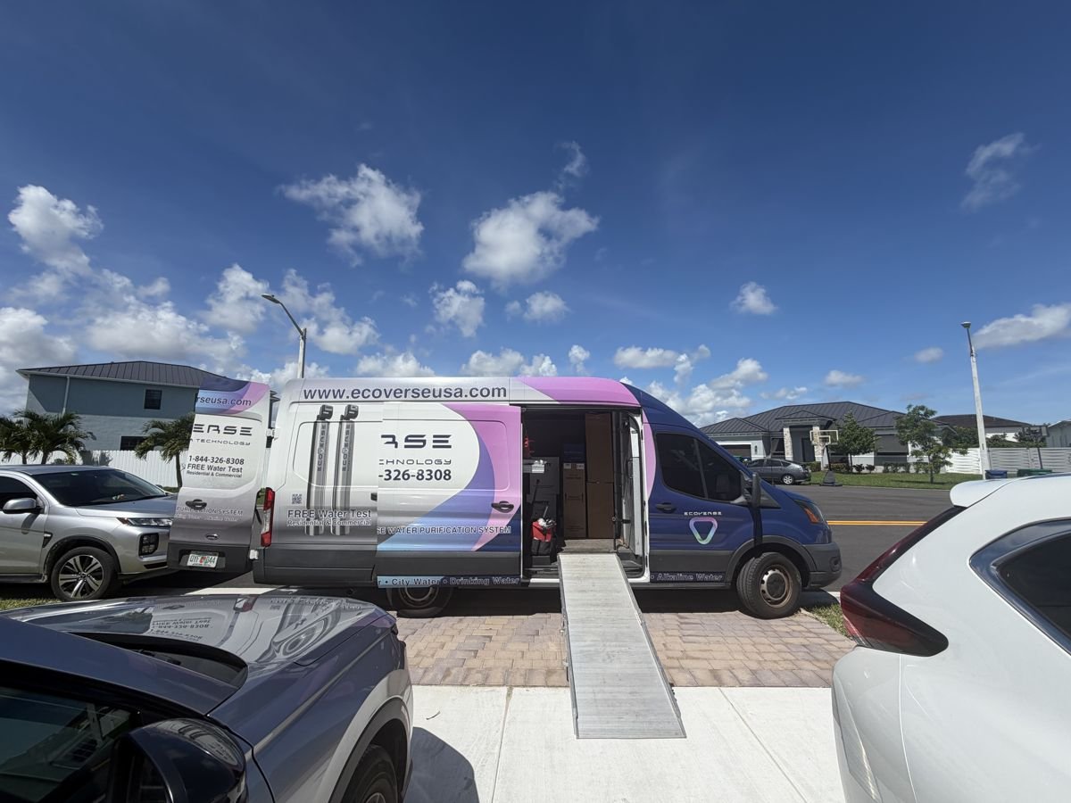 Van de instalación frente a una casa